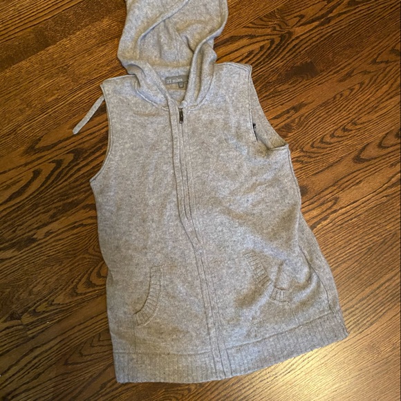 Cashmere grey zippered and hooded vest. - Picture 2 of 2